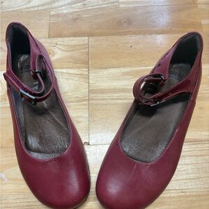Women’s Earth Shoes Red Leather Mary Jane Flats with Ankle Strap 6.5